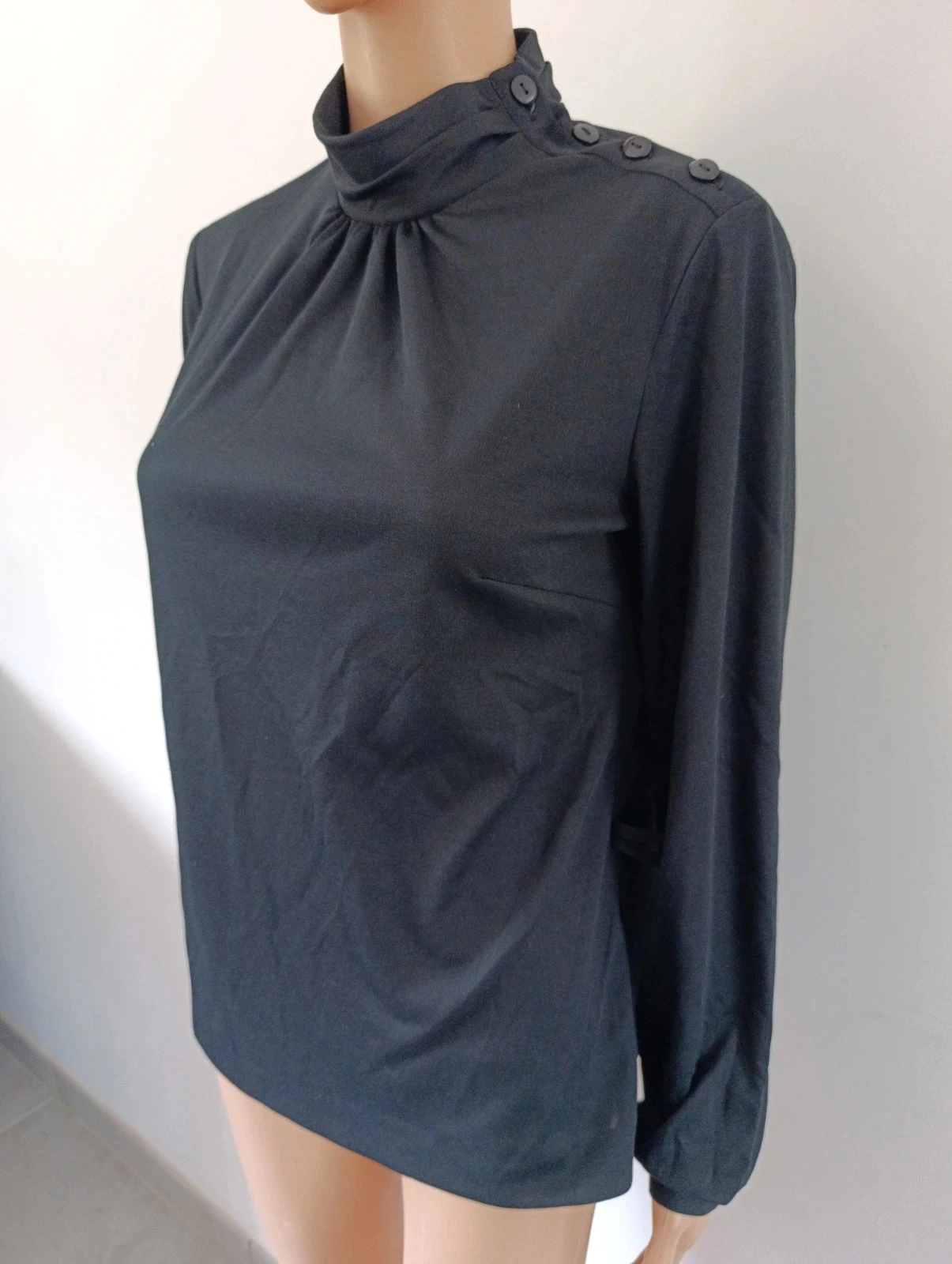 Blusa negra de cuello alto con botones, mangas largas - Talla L – photo 6